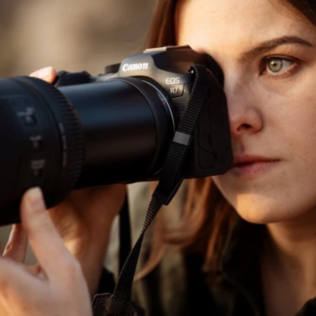 Цифровая фотокамера Canon EOS R7 Body (5137C041) Цифровая фотокамера Canon EOS R7 Body (5137C041)