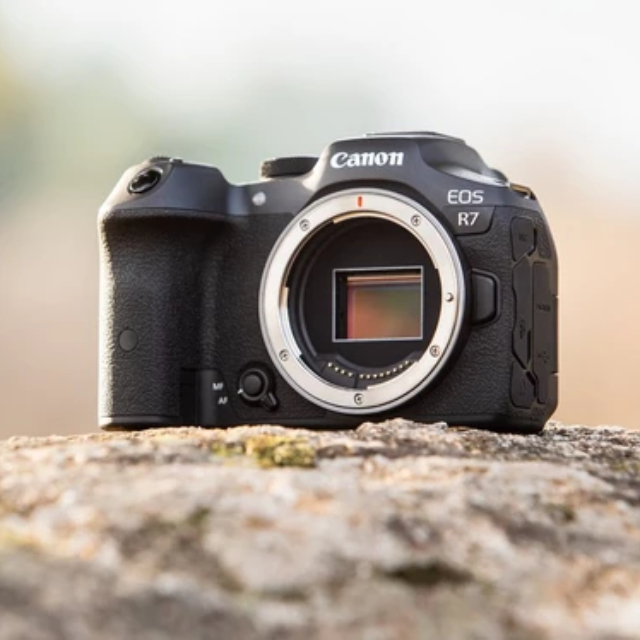 Цифровая фотокамера Canon EOS R7 Body (5137C041) Цифровая фотокамера Canon EOS R7 Body (5137C041)