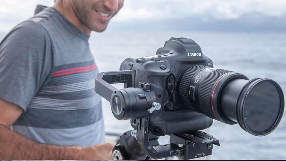 Цифровая зеркальная фотокамера Canon EOS 1DX Mark III Body (3829C010) Цифровая зеркальная фотокамера Canon EOS 1DX Mark III Body (3829C010)