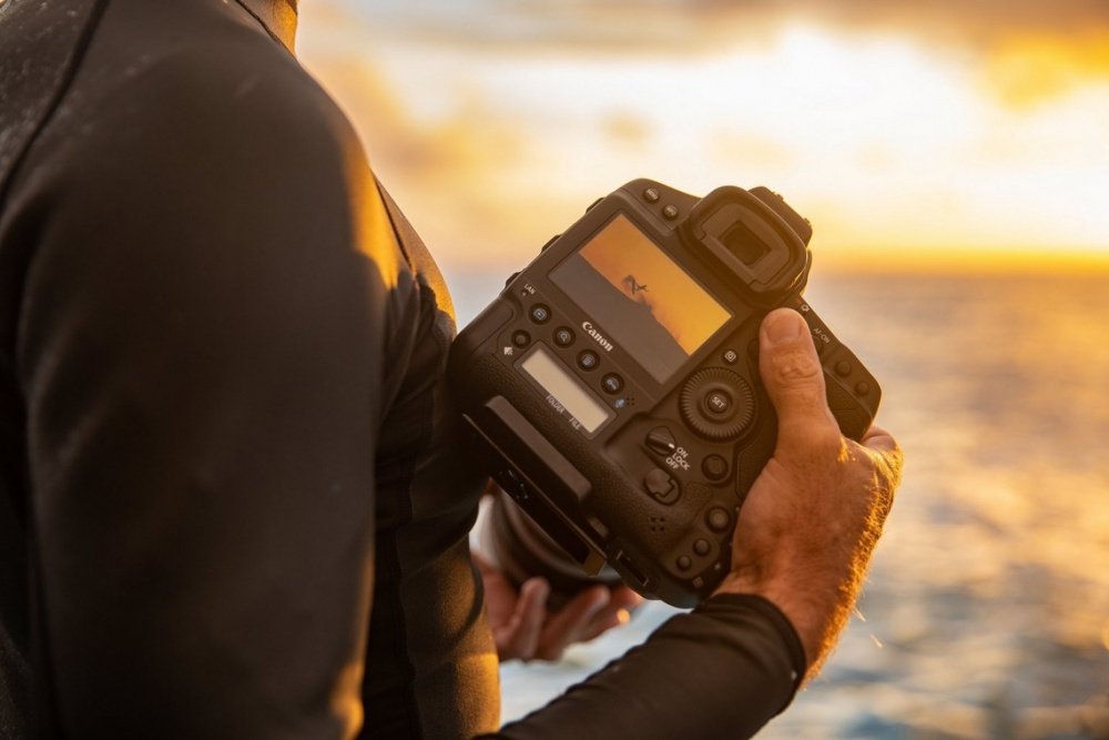 Цифровая зеркальная фотокамера Canon EOS 1DX Mark III Body (3829C010) Цифровая зеркальная фотокамера Canon EOS 1DX Mark III Body (3829C010)