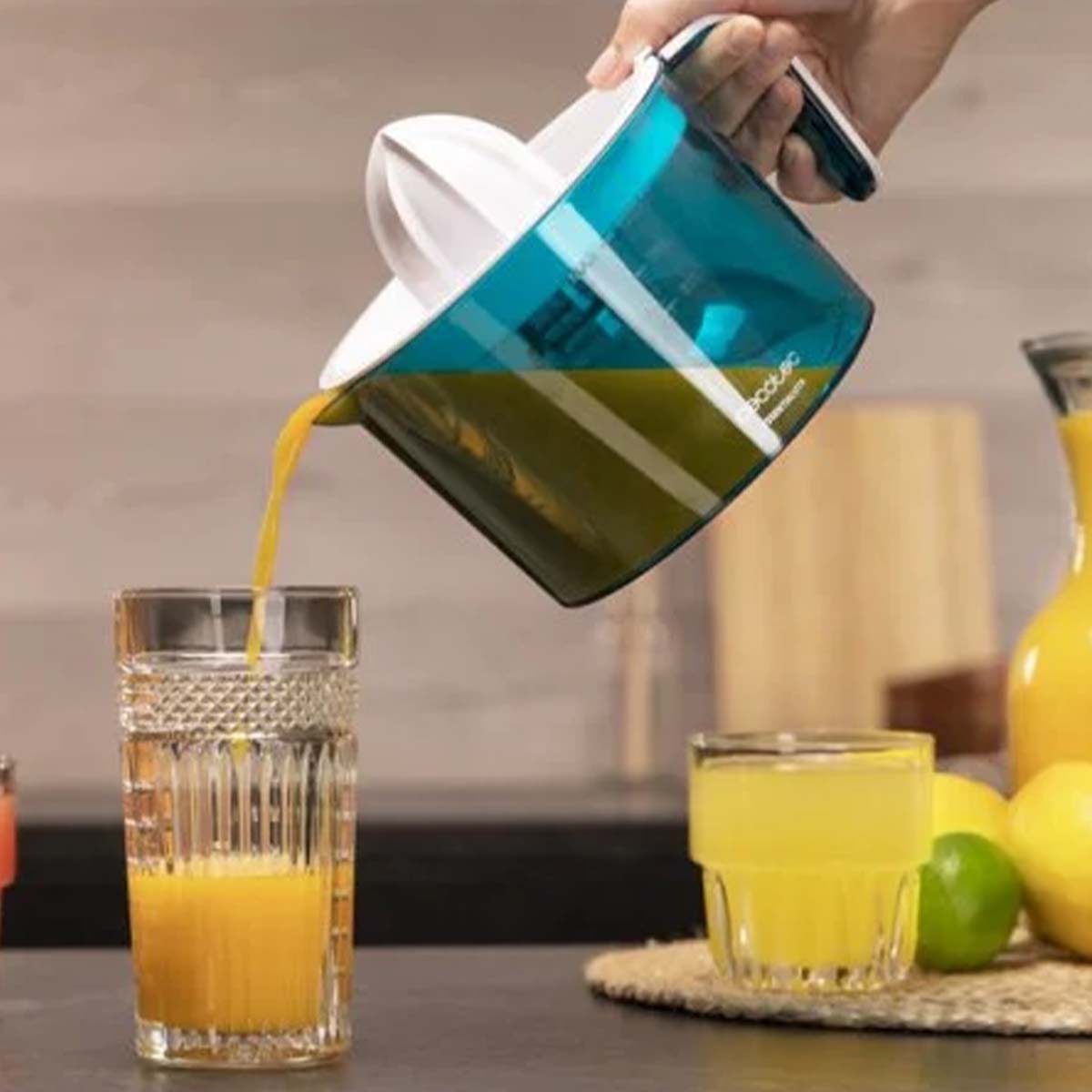 фото Соковитискач для цитрусових (цитрус-прес) Cecotec EssentialVita Adjust White electric juicer (CCTC-04147)